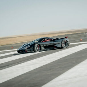 Der SSC Tuatara auf Weltrekordfahrt auf einer Rennstrecke.