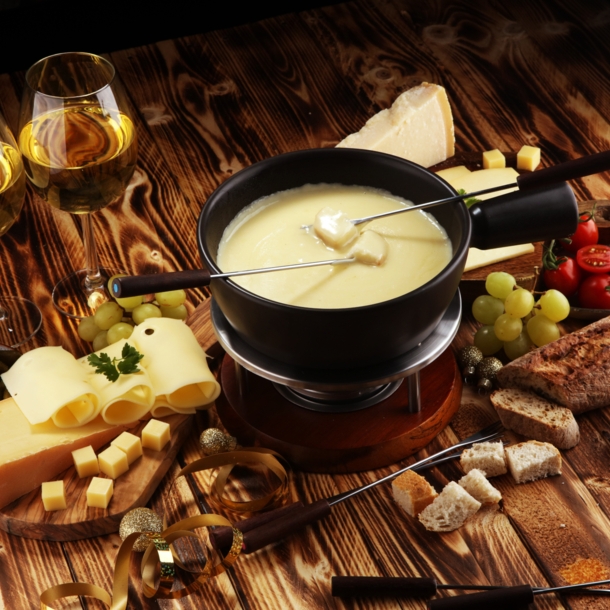 Käsefondue mit Brot und Getränken