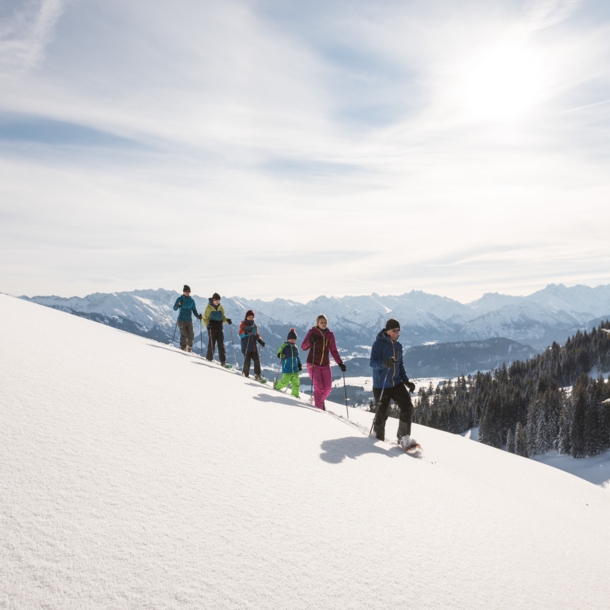 Eine Gruppe Schneeschuhwanderer geht durch den Schnee