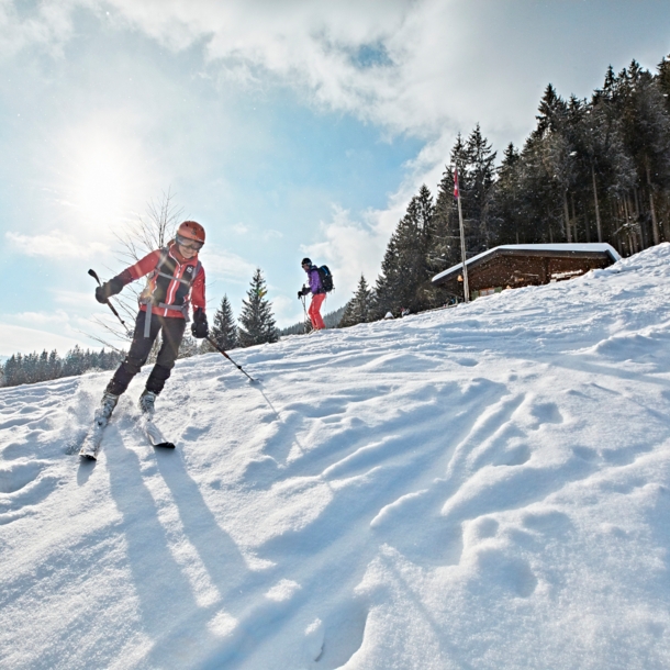 Zwei Personen auf Ski im Schnee