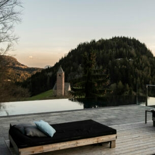 Außenbereich eines Hotels mit Liegen, Blick auf die Berge