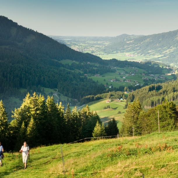 Zwei Wanderinnen im Natturpark Nagelfluhkette.