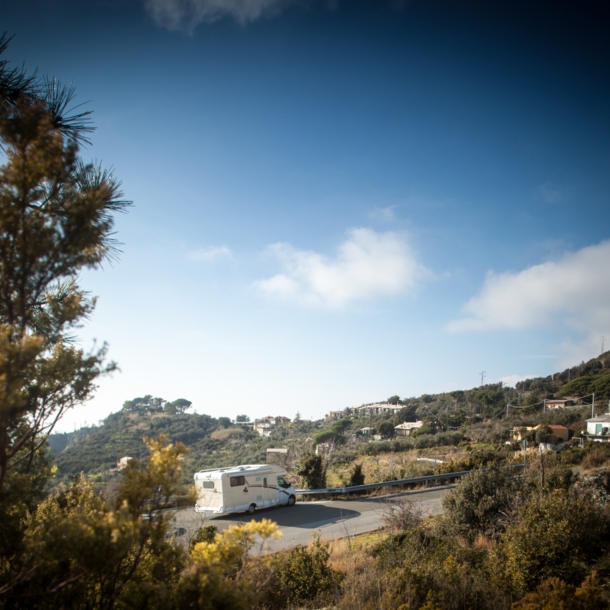 Eine Straße an der Küste Liguriens