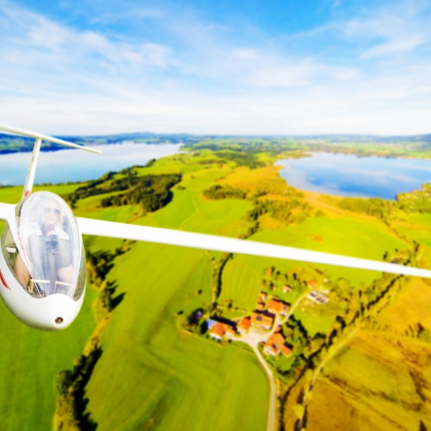 Eine junge Frau fliegt ein Segelflugzeug