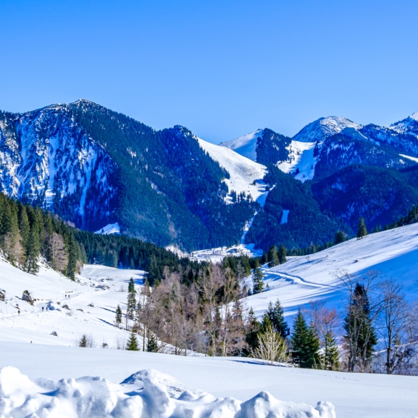 Schneebedeckte Berge des Mangfallgebirges bei blauem Himmel