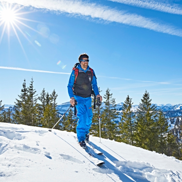 Ein Skitourengeher im sonnigen Allgäu