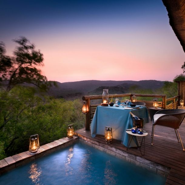 Privater Dinner-Bereich auf offener Terrasse mit Blick in die afrikanische Landschaft.