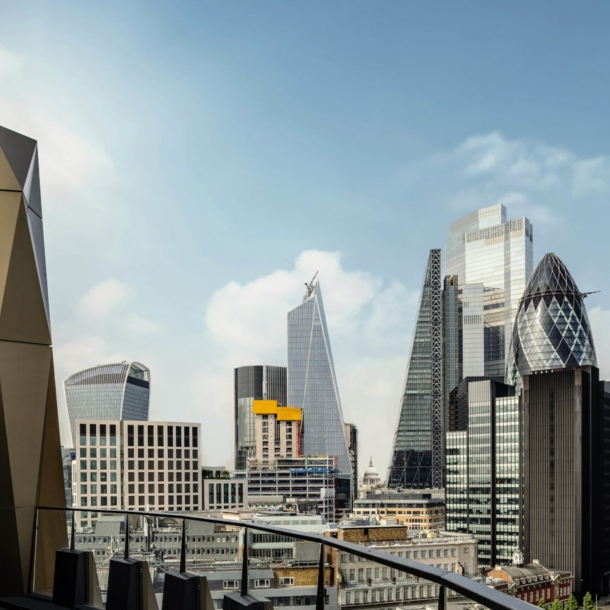 Blick vom Balkon auf eine Stadt mit vielen Hochhäusern