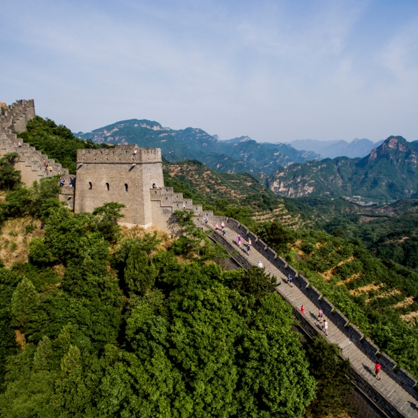 Menschen laufen die Treppenstufen der chinesischen Mauer hinauf.