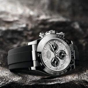 Eine Rolex Oyster Perpetual Cosmograph Daytona in Seitenlage.