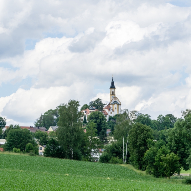 Die Wallfahrtskirche von Pleystein auf dem Quarzfelsen Kreuzberg