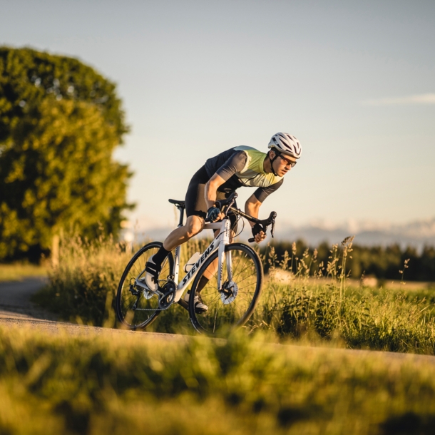 Ein Radfahrer auf einem Rennrad