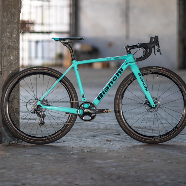 Ein Fahrrad von Bianchi steht in einer leeren Halle