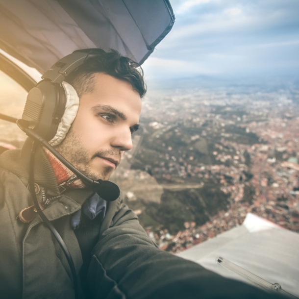 Ein junger Mann in einem Flugzeug