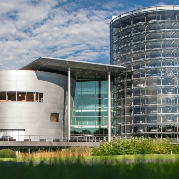 Die Gläserne Manufaktur in Dresden von außen