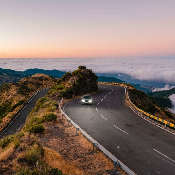 Ein Auto auf einer Küstenstraße auf Madeira