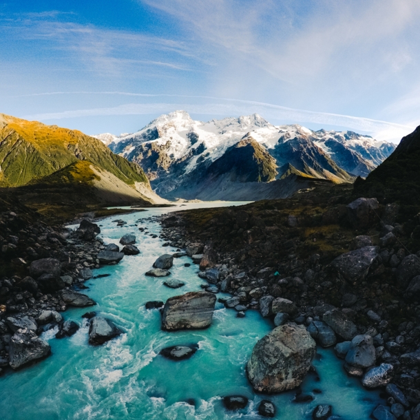 Wilde Landschaft des Mount-Cook-Nationalparks mit Bergpanorama