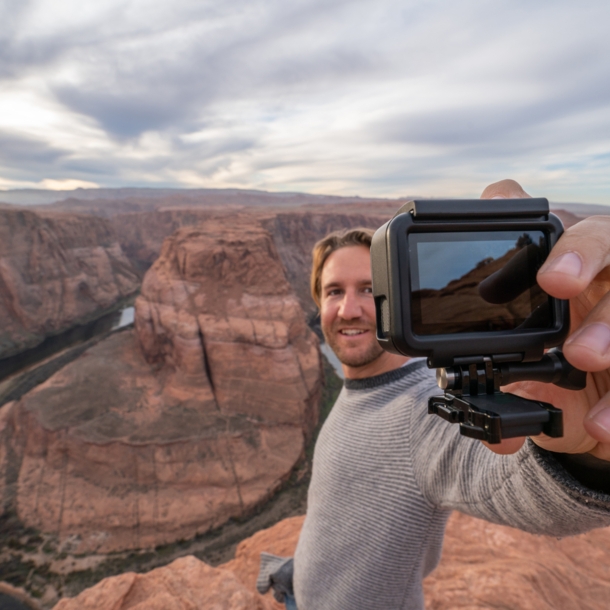 Ein Mann macht ein Selfie am Colorado River.