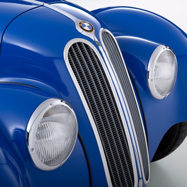 Detailaufnahme der Front eines blauen Oldtimers