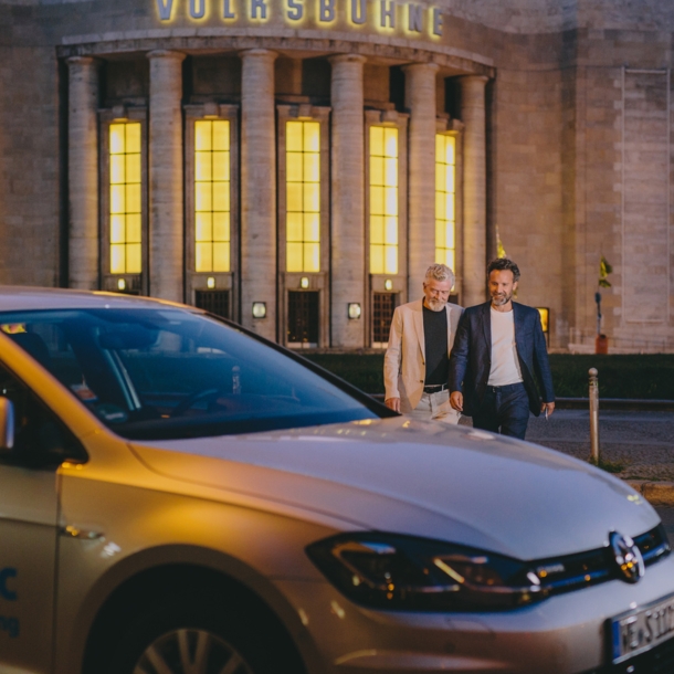 Ein Auto von WeShare vor der Berliner Volksbühne.