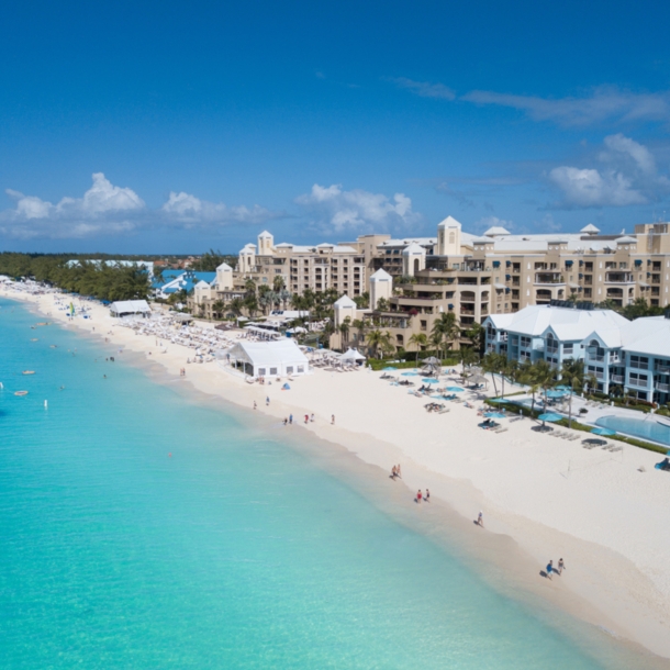 Ein imposanter Hotelkomplex direkt am Strand mit Blick aufs türkisblaue Meer.