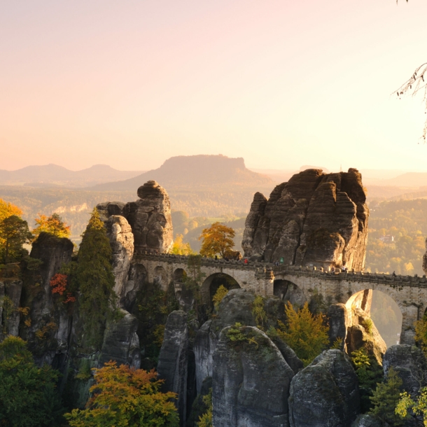 Blick über die Bastei im Elbsandsteingebirge in der Sächsisch-Böhmischen Schweiz