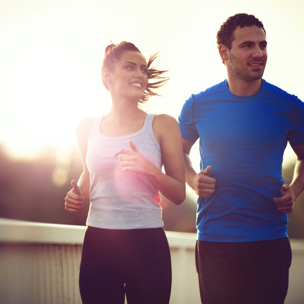 Ein sportliches Paar joggt draußen