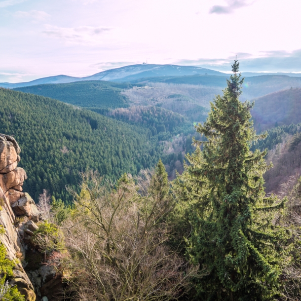 Blick über den Harz, im Hintergrund der Brocken