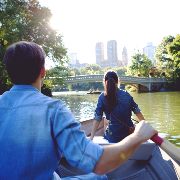 Ein Paar rudert durch den Central Park