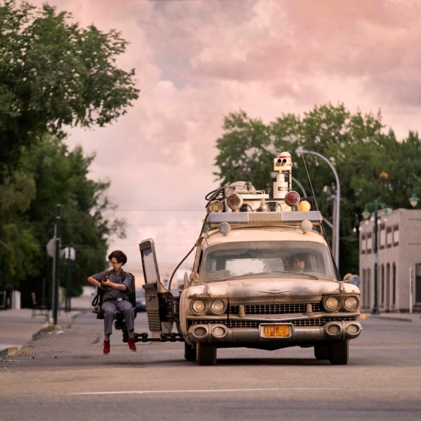 Szene aus einem Film mit einem alten ramponierten Auto auf einer Straße