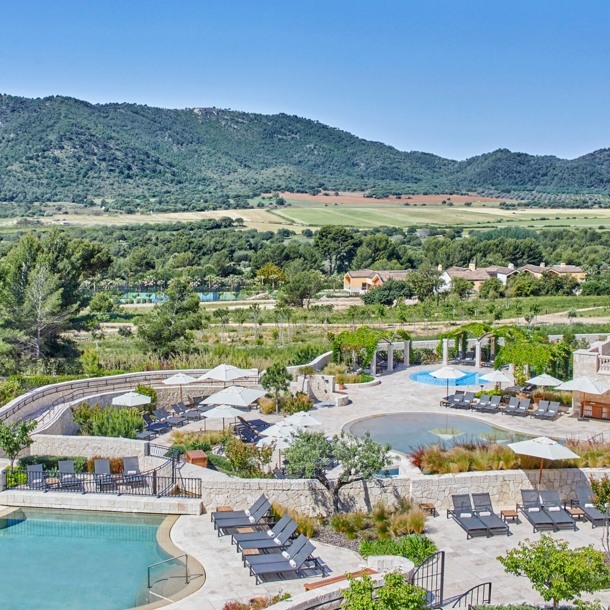 Mehrere Pools des Hotels Cap Vermell Grand Hotel.