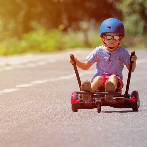 Ein Kind auf einem Hoverboard mit Sitz