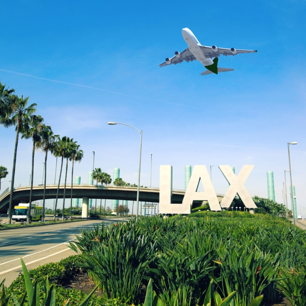 Ein Flugzeug über dem Flughafen von Los Angeles