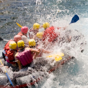 Eine Gruppe beim Rafting in einem Fluss