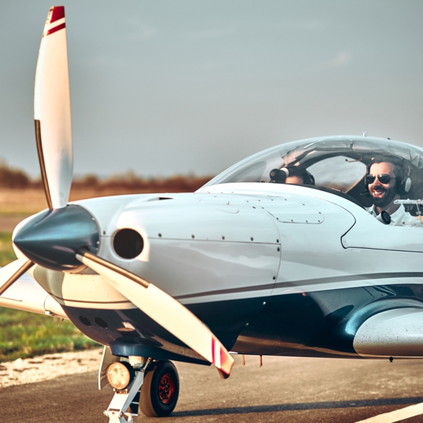 Zwei Personen in einem Ultraleichtflugzeug kurz vor dem Abflug