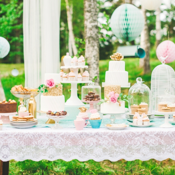 Candy Bar auf einer Hochzeit, die mit vielen süßen Leckereien bestückt ist