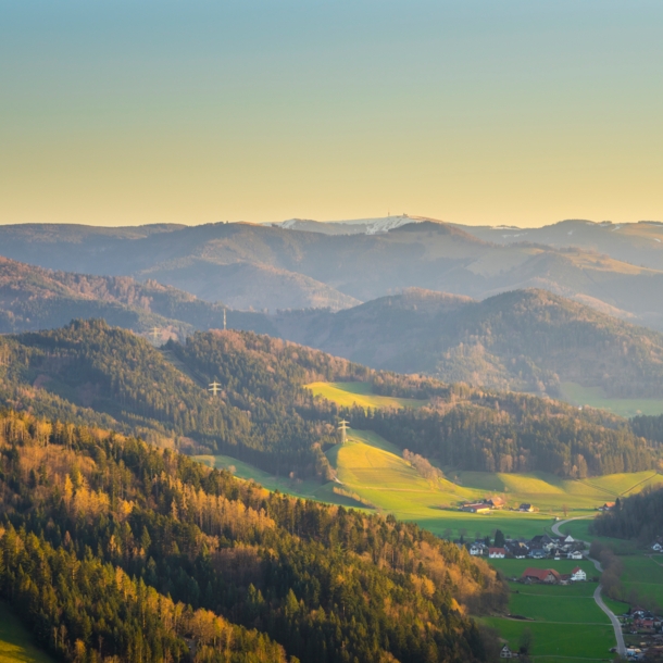 Blick über eine morgendliche Berglandschaft