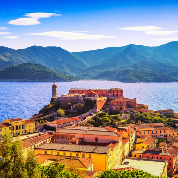 Blick auf den Leuchtturm und die Festung von Portoferraio auf Elba