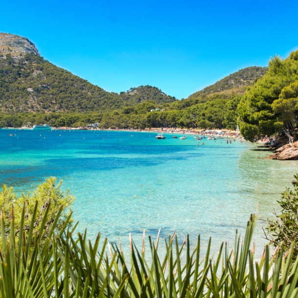 Playa de Formentor, türkisfarbenes Wasser, blauer Himmel, Berge im Hintergrund