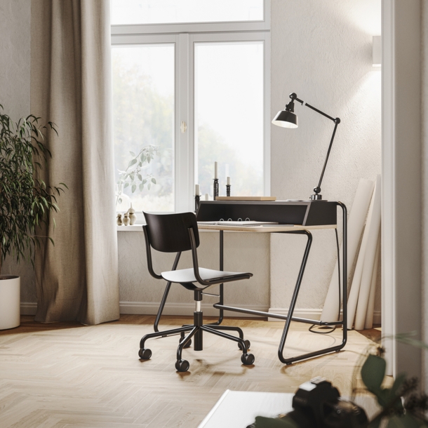 Moderner Schreibtisch mit Schreibtischstuhl auf Rollen im Thonet-Design in einem privaten Arbeitszimmer