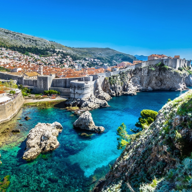 Panorama der Altstadt von Dubrovnik mit Festungsmauer