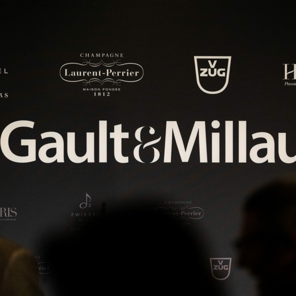 Schriftzug von Gault und Millau mit Logos der Sponsoren