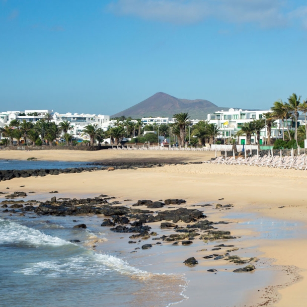 Morgendliche Ebbe am leeren Sandstrand in Costa Teguise auf Lanzarote