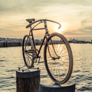 Ein Fahrrad am Hamburger Hafen, Im Hintergrund die Elbphilharmonie