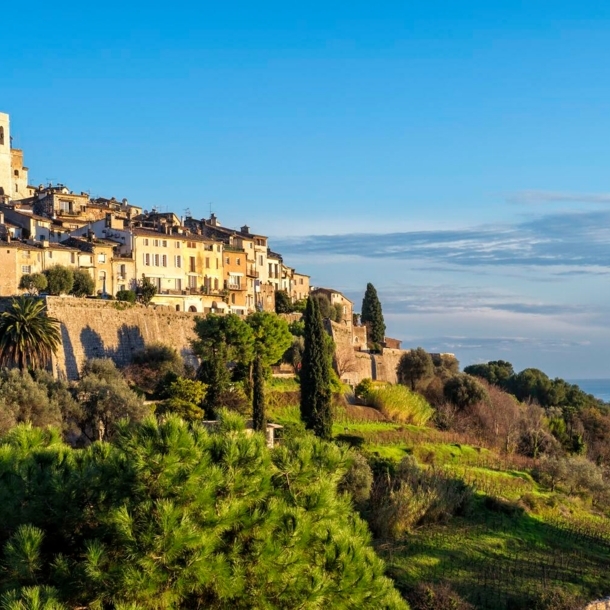 Panorama von Saint-Paul de Vence mit Mittelmeerküste im Hintergrund