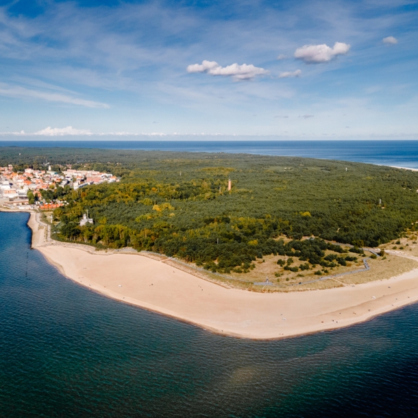 Luftbild einer Halbinsel am Meer