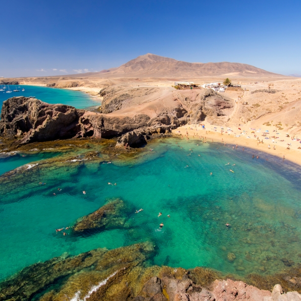 Papagayo-Strände auf Lanzarote mit Vulkangestein, Gebirgslandschaft und türkisem Wasser