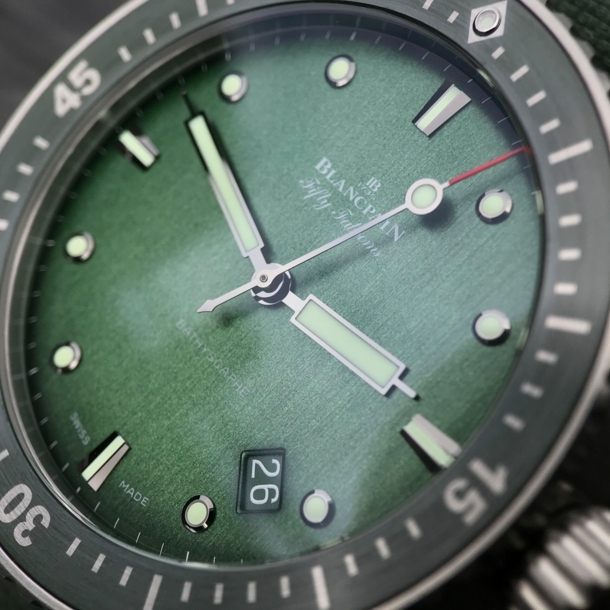 Detailaufnahme einer Blancpain Fifty Fathoms Bathyscaphe mit grünem Ziffernblatt