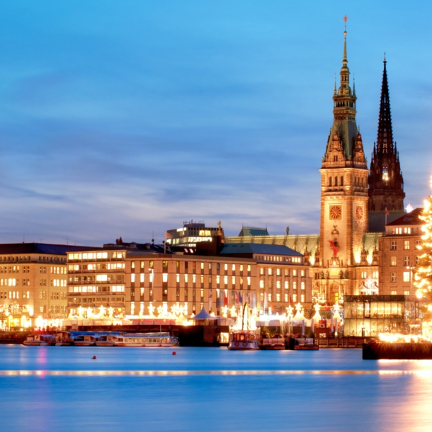 Erleuchtetes Panorama von Hamburg mit Rathaus und Weihnachtsbaum an der Alster