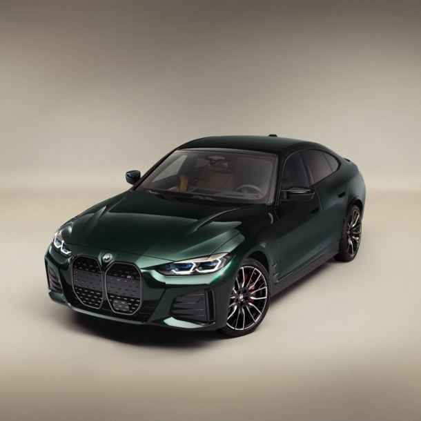 Das Modell BMW i4 M50 by Keith in einem Fotostudio abgelichtet.